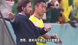 九游体育平台入口-c罗与小球迷赛场合影