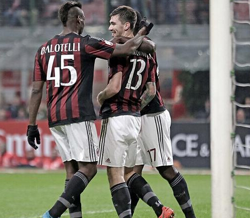 九游体育官方版-海港球迷为泰山队助威